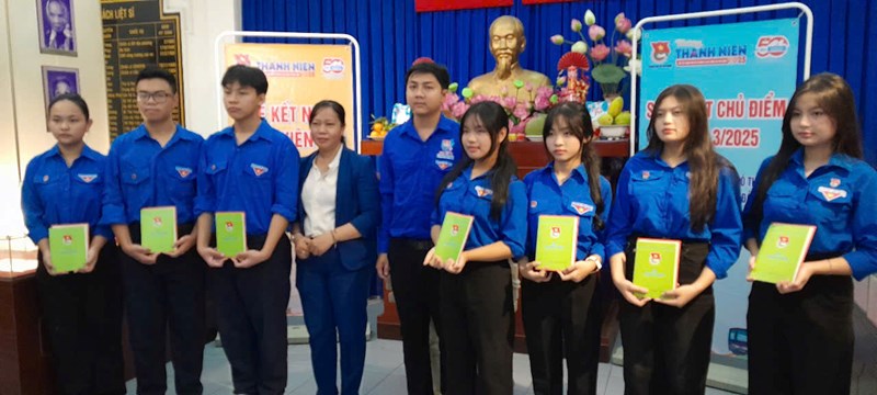 <a href="/tin-tuc-su-kien/le-ket-nap-doan-vien-moi/ctfull/11852/697925">Lễ kết nạp Đoàn viên mới</a>