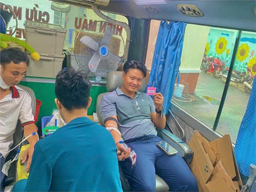 Giáo viên tham gia hiến máu tình nguyện