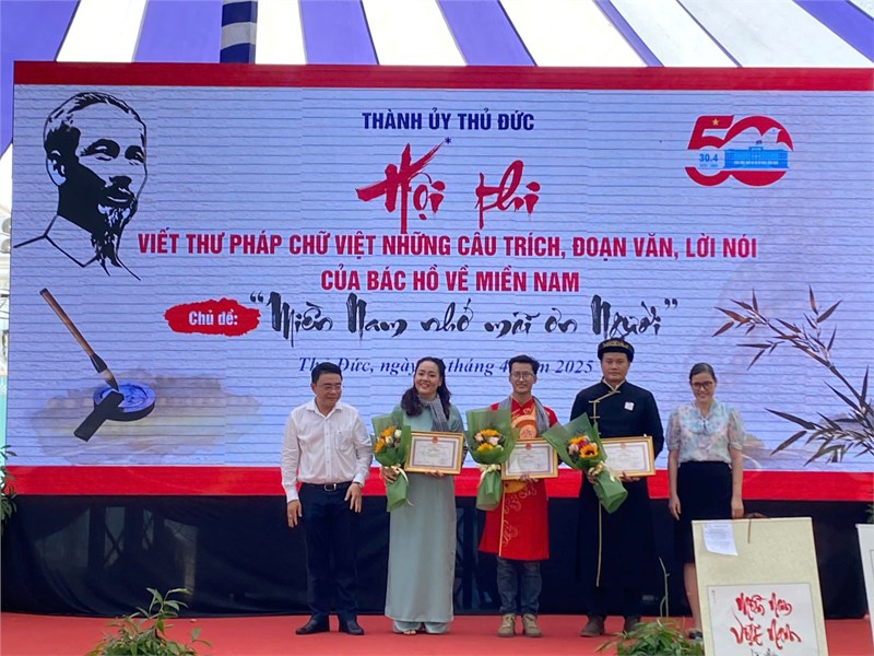 <a href="/tin-tuc-su-kien/hoi-thi-viet-thu-phap-chu-viet-nhung-cau-trich-doan-van-loi-noi-cua-bac-ho-ve-m/ctfull/11852/700856">Hội thi viết thư pháp chữ Việt những câu trích,<span class=bacham>...</span></a>