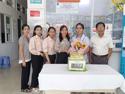 BGH Trường THCS Hà Huy Tập đã đến thăm, chúc mừng và gửi lời cảm ơn đến Trạm y tế Phường 1