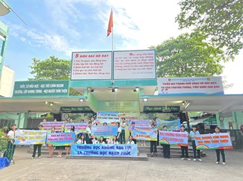 Hoạt động trải nghiệm hướng nghiệp khối 8 với Chuyên đề Xây dựng trường học thân thiện.