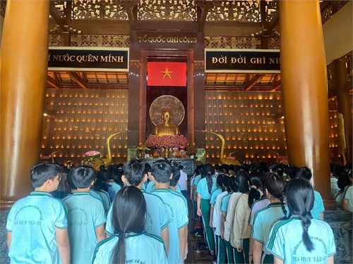 Học sinh khối 8 đã đến dâng hương, dâng hoa tại Đền tưởng niệm liệt sĩ Bến Dược và trải nghiệm tại Địa đạo Củ Chi