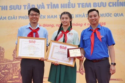 Nguyễn Ngọc Tuyết Anh, lớp 9/2 - Liên đội trưởng nhận giải Nhì Cuộc thi sưu tập và tìm hiểu tem bưu chính năm 2025 với chủ đề:  50 năm Giải phóng miền Nam thống nhất đất nước qua con tem bưu chính 