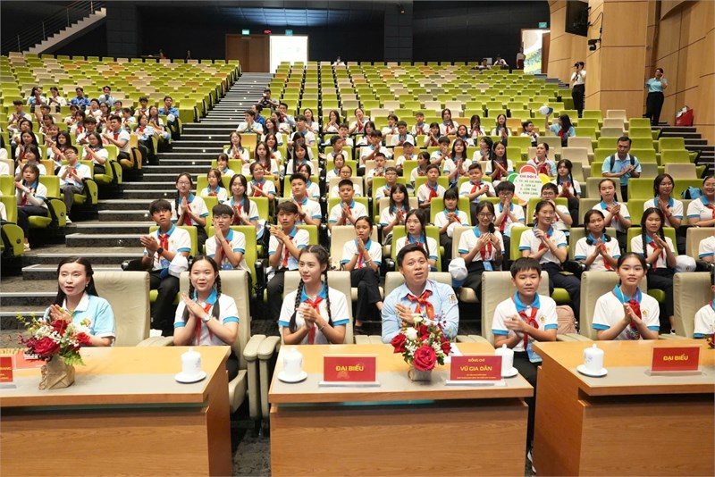 Em Nguyễn Ngọc Tuyết Anh - Liên đội trưởng Liên đội THCS Hà Huy Tập tham gia Lễ tuyên dương Cháu ngoan Bác Hồ toàn quốc