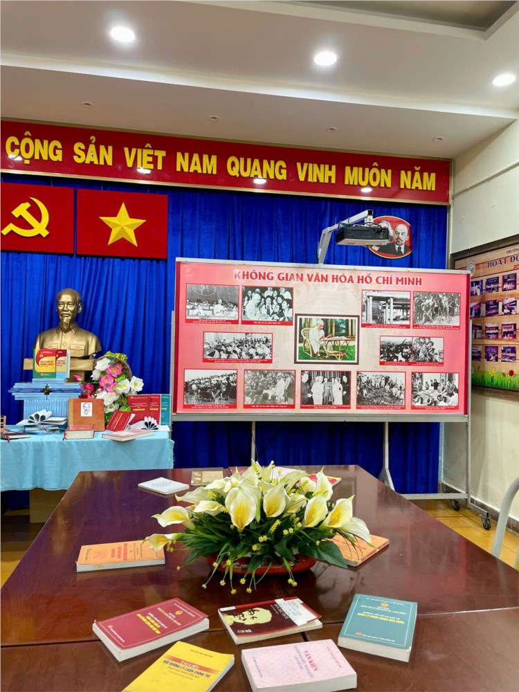 <a href="/khong-gian-van-hoa-ho-chi-minh/khong-gian-van-hoa-ho-chi-minh-truong-thcs-hai-ba-trung/ctfull/73638/703649">Không gian văn hóa hồ chí minh trường thcs hai<span class=bacham>...</span></a>