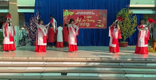 Nhảy mashup Tết đong đầy (lớp 8A1)