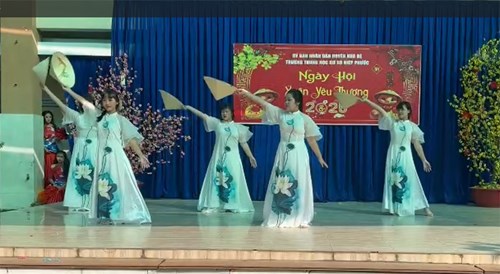 Múa Tết đến thật rồi (lớp 8A6)