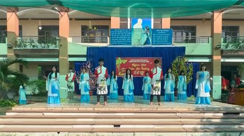 Múa Ngày xuân long phụng sum vầy (9a4)