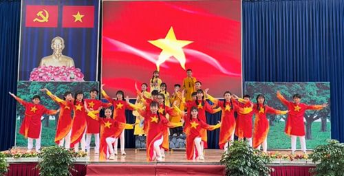 Ký ức thời hoa lửa  - giải Ba tại Hội thi giao tiếp tiếng Anh