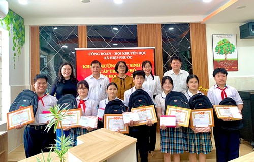 Lãnh đạo xã Hiệp Phước thăm, động viên, chúc mừng Học sinh giỏi cấp Thành phố
