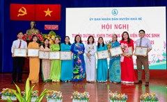 Hình ảnh giáo viên và học sinh nhận thưởng của UBND huyện