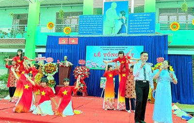 Đất nước trọn niềm vui (cô Bích Hảo, thầy Tấn Linh và nhóm múa lớp 7A11)
