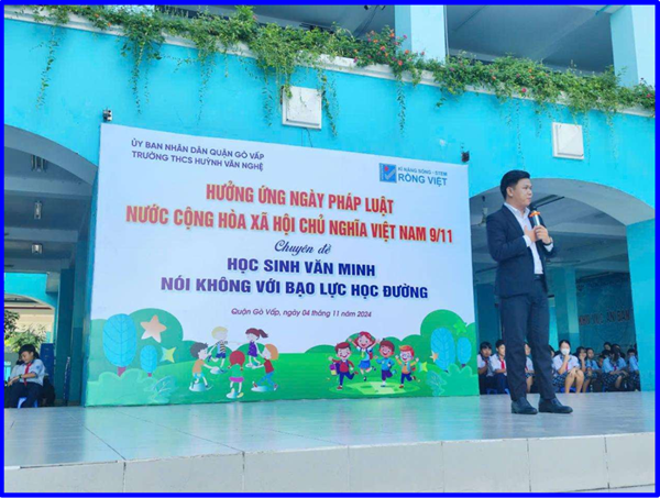 Chương trình sinh hoạt chào cờ - Hưởng ứng ngày pháp luật nước Cộng hòa xã hội chủ nghĩa Việt Nam - Chuyên đề  Học sinh văn minh nói không với bạo lực học đường 