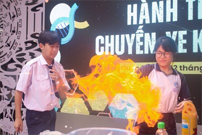 Học sinh trường THCS Kiến Thiết tham gia  Chuyến xe Khoa học  trong  Giờ ra chơi trải nghiệm sáng tạo .