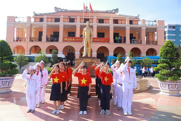 Liên đội hát  Quốc Ca , tưởng nhớ công lao của các anh hùng đã hi sinh tại Bến Nhà Rồng là nơi Chủ tịch Hồ Chí Minh ra đi tìm đường cứu nước
