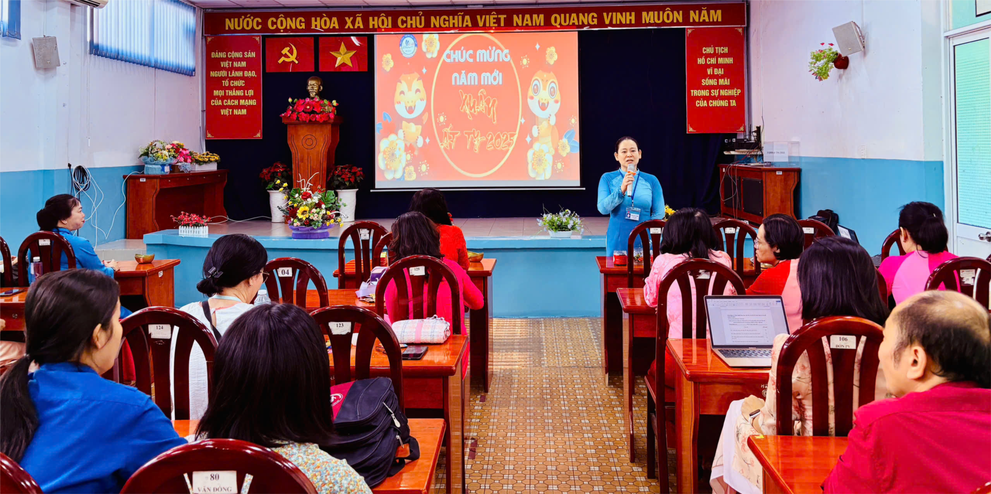 Ban Giám hiệu trường THCS Lê Lợi chúc tết giáo viên, công nhân viên nhà trường nhân dịp đầu năm mới xuân Ất Tỵ 2025
