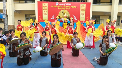 Trường THCS Lê Quý Đôn đã tổ chức Lễ Giỗ Quốc Tổ Hùng Vương nhằm tưởng nhớ và tri ân công lao dựng nước của các Vua Hùng. Đây không chỉ là dịp để Cán bộ, giáo viên, nhân viên và học sinh thể hiện lòng biết ơn đối với tổ tiên mà còn là cơ hội để phát huy truyền thống uống nước nhớ nguồn, nêu cao tinh thần đoàn kết dân tộc. Dưới đây là một số hình ảnh...
