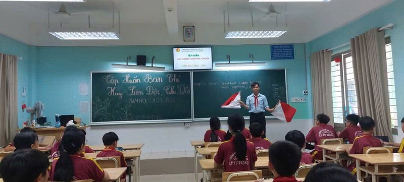 <a href="/tin-tuc-su-kien-news-and-events/huong-dan-doi-vien-ve-nghi-thuc-doi-nghi-le-doi/ctfull/12916/703744">Hướng dẫn Đội viên về Nghi Thức Đội & Nghi Lễ Đội</a>