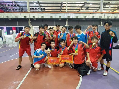 Trường THCS Nguyễn Du đã giành thành tích xuất sắc với 3 huy chương vàng 👏👏
1 vàng đội kéo co nữ
1 vàng đội kéo co nam
1 vàng đội kéo co nam + nữ phối hợp.
Xin chúc mừng Thầy và Trò đội kéo co.
