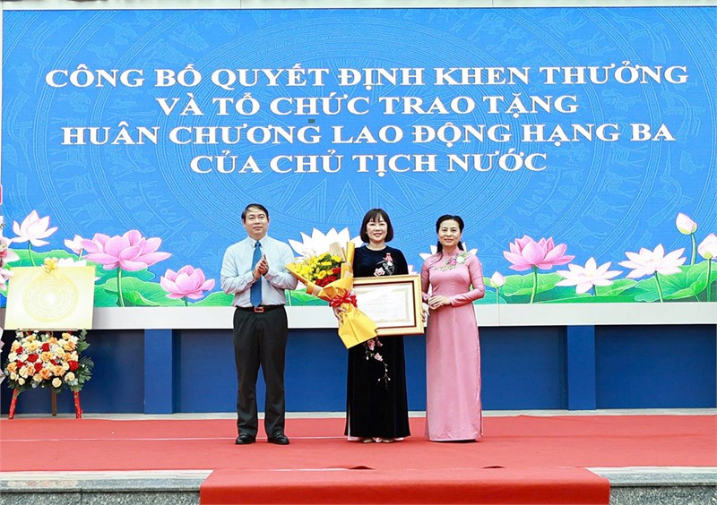Năm học 2024-2025 trường THCS Nguyễn Du rất tự hào khi Cô Trương Thị Đẹp – ĐUV – BTCB – HT nhà trường đã rất xuất sắc nhận được Huân chương lao động hạng Ba của Chủ tịch nước.