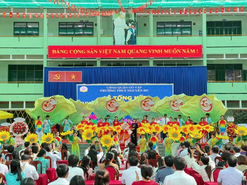 Việc đón nhận Cờ thi đua của Thành phố hôm nay là niềm vinh dự lớn lao, đồng thời cũng là trách nhiệm để trường THCS Nguyễn Du không ngừng nỗ lực, phát huy tinh thần đoàn kết, sáng tạo và tận tâm với nghề.