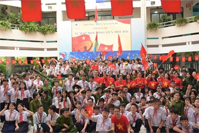  Tự hào non sông liền một dải 