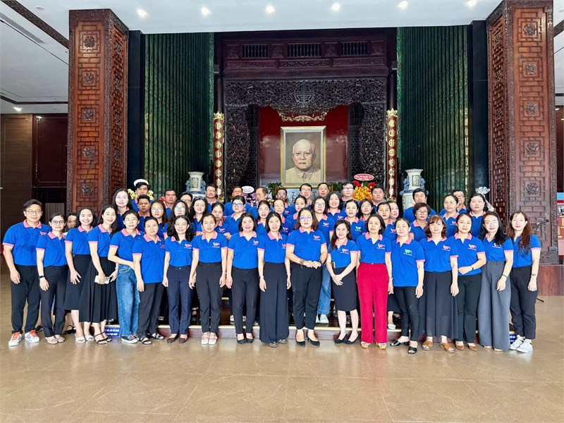 Tập thể sư phạm Trường THCS Nguyễn Du đến viếng và thắp hương tại Bảo tàng Tôn Đức Thắng