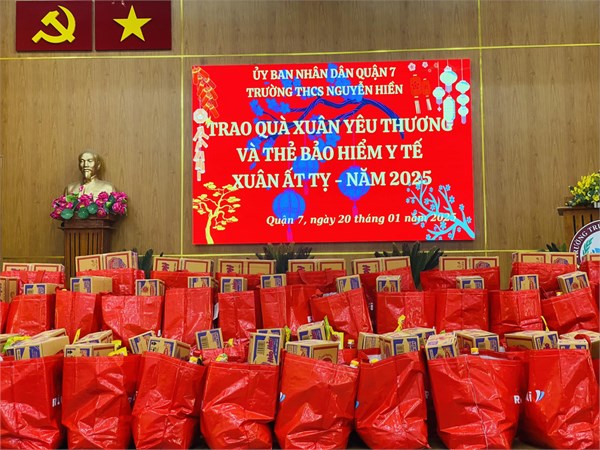 Trường thcs nguyễn hiền trao quà xuân yêu thương và thẻ bảo hiểm y tế xuân ất tỵ - năm 2025