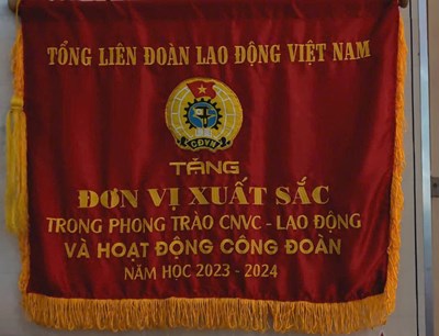 Tổng Liên Đoàn Lao Động Việt Nam Tặng Cờ Đơn Vị Xuất Sắc Trong Phong Trào CNVC - Lao Động và Hoạt Động Công Đoàn Năm Học 2023 - 2024
