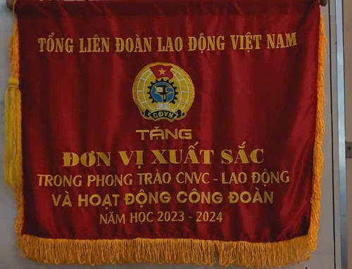 Tổng Liên Đoàn Lao Động Việt Nam Tặng Cờ Đơn Vị Xuất Sắc Trong Phong Trào CNVC - Lao Động và Hoạt Động Công Đoàn Năm Học 2023 - 2024