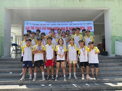 Học sinh trường THCS Nguyễn Thị Hương thi đấu môn Điền kinh tại giải Thể thao học sinh cấp Huyện, năm học 2024 - 2025.