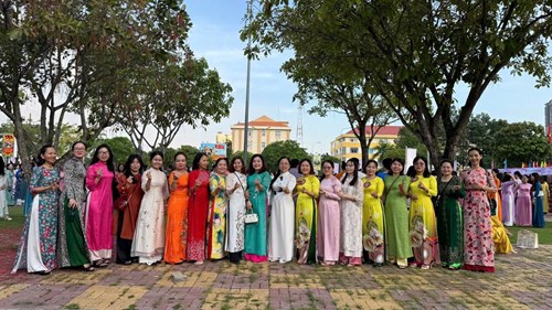 Sáng ngày 08.3.2025 thầy cô thay mặt trường tham gia đồng diễn dân vũ với Áo dài tại Quảng trường UBND Quận 7. Năm học 2024-2025