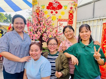 Công đoàn Trường THCS Nguyễn Trung Trực dự thi trang trí cây mai cây đào Mừng Đảng - Mừng Xuân Ất Tỵ năm 2025