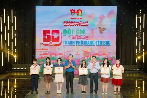 Tuyên dương học sinh tại Đại hội Cháu ngoan Bác Hồ năm học 2024 - 2025