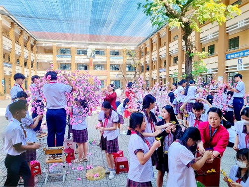 Hội thi trang trí cây mai, cây đào chào xuân Ất Tỵ 2025 của học sinh khối 9