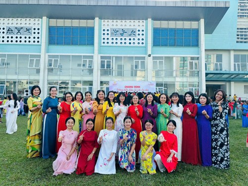 Sáng ngày 08/03/2025, giáo viên - học sinh trường THCS Nguyễn Văn Nghi tham gia chương trình đồng diễn dân vũ với áo dài tại Trung tâm Văn hóa - Thể thao quận Gò Vấp