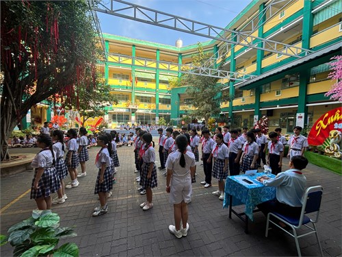 Liên đội tổ chức công nhận chuyện hiệu  Học nghi thức - Rèn kỹ năng 