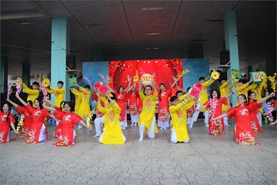 SHDC, HĐTN, HN chương trình văn nghệ đặc biệt với chủ đề  Mang Tết về nhà  lớp 8/1 và 8/3.