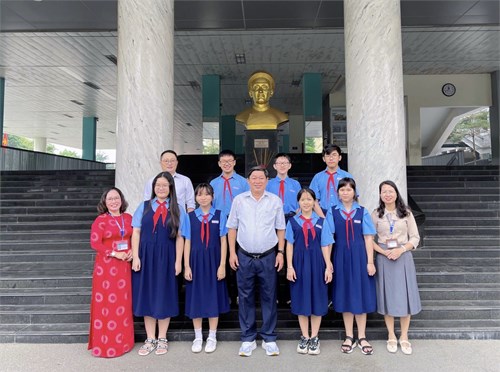 Ra quân đội tuyển học sinh giỏi giải toán trên máy tính cầm tay cấp Thành phố năm học 2024-2025