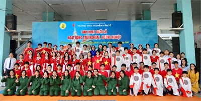 Sinh hoạt dưới cờ và Hoạt động trải nghiệm hướng nghiệp của lớp 8/5, 8/6