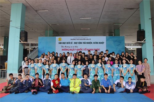 Sinh hoạt dưới cờ và HĐTN HN của lớp 8/9 và 8/10 - Phát thưởng Hội thi Nét Vẻ Xanh.
