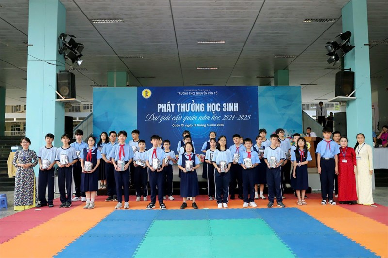 Lễ phát thưởng học sinh đạt thành tích cấp Quận năm học 2024-2025
