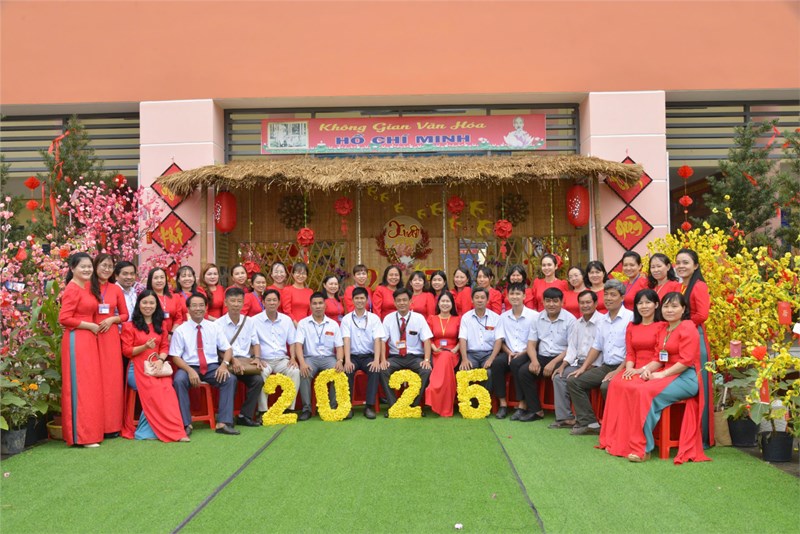 Hình ảnh học sinh và giáo viên vào ngày trở lại trường sau nghỉ Tết 2025