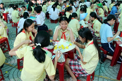 Các chi đội trường THCS Phan Tây Hồ tham gia Hội thi Trang trí nón lá. Năm học 2024 - 2025.