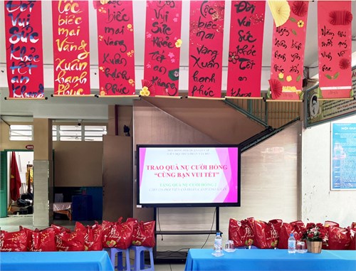 Trường THCS Phan Tây Hồ trao quà Nụ cười hồng 2  Cùng bạn vui Tết . Năm học 2024 - 2025.