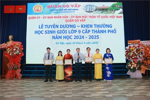 Lễ tuyên dương – khen thưởng học sinh giỏi lớp 9 cấp Thành phố và giáo viên bồi dưỡng học sinh giỏi năm học 2024 – 2025.