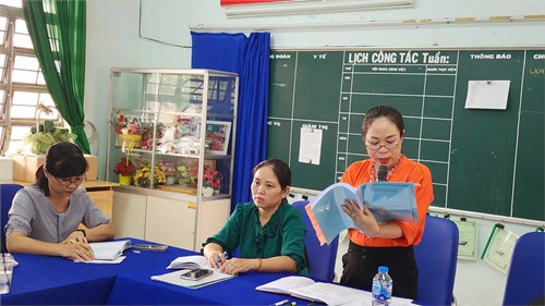 Họp hội đồng sư phạm triển khai các văn bản