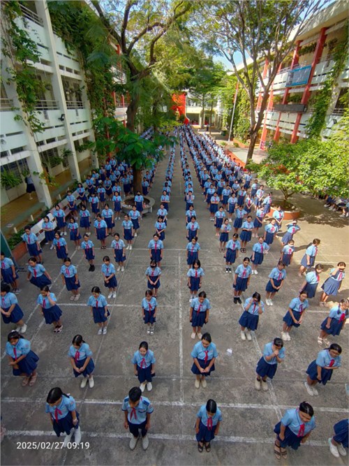 Khối 7 tập thể dục giữa giờ.