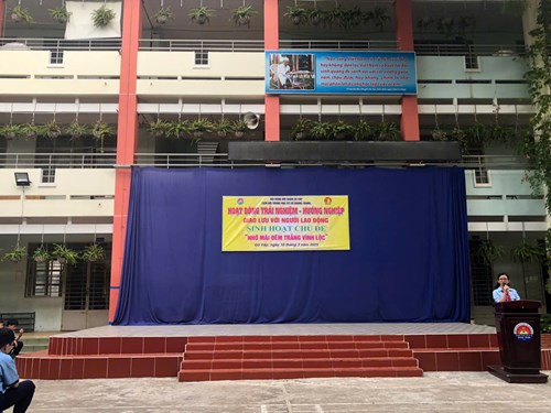 Sáng thứ 2 ngày 10/3/2025, trường THCS Quang Trung tổ chức các hoạt động sau: tiết hoạt động trải nghiệm - hướng nghiệp với chủ đề  Giao lưu với người lao động , sinh hoạt chủ đề  Nhớ mãi đêm trằng Vĩnh Lộc , kể chuyện về học tập và làm theo tư tưởng, đạo đức, phong cách Hồ Chí Minh do lớp 7/6 thực hiện với câu chuyện  Bác Hồ đến thăm vườn hoa nghìn việc tốt ; tuyên dương các lớp đạt điểm thi đua cao ở tuần 25