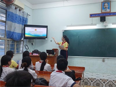 Ngày 09/5/2025, các Chi đội của Liên đội THCS Quang Trung tổ chức sinh hoạt Đội, chủ đề tháng 5  Thiếu nhi Thành phố Bác theo bước chân những người anh hùng 
